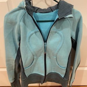 Lululemon zip up sweatshirt size 2 could fit 4